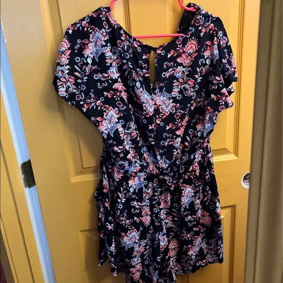 New‎ York and Company Floral Romper - Picture 4 of 4